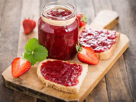 Friss eperlekvár üvegekben