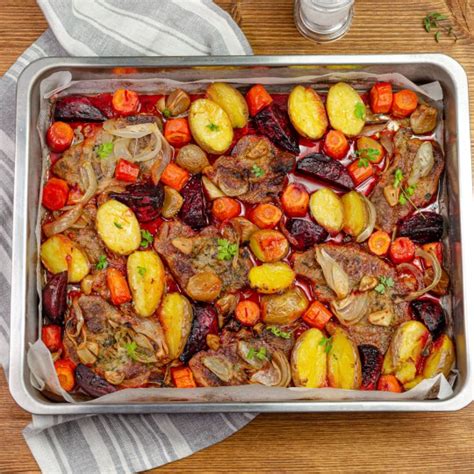 Lassan sült hús zöldségekkel