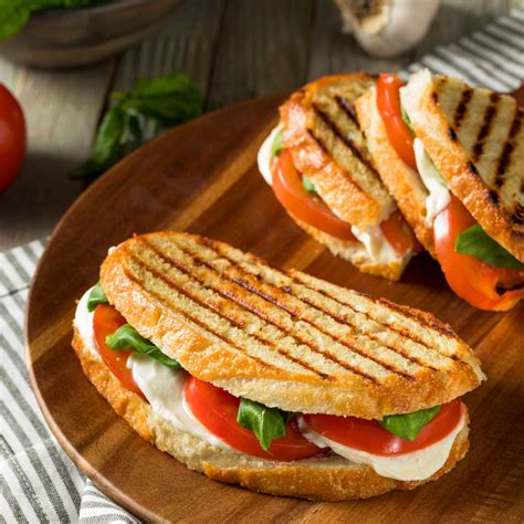 mozzarellás-paradicsomos panini