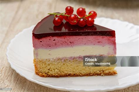 egy nagy szelet csokoládétorta egy tányéron