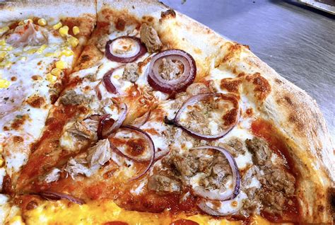 Szelet pizza, a Sekli Pizzéria jellegzetes fogása