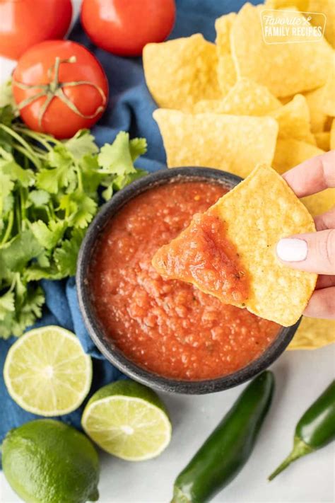 Friss chili salsa tálban