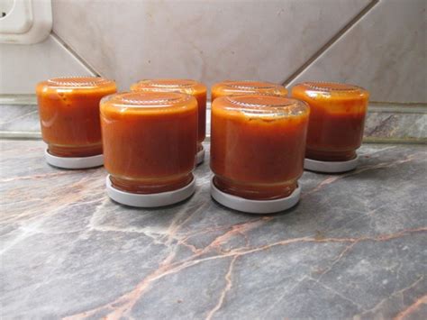 Házi készítésű ketchup üvegekben