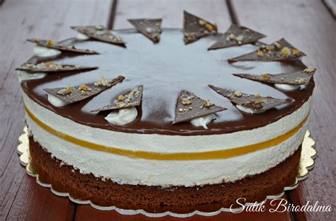 Narancsos túrótorta szelet narancs díszítéssel