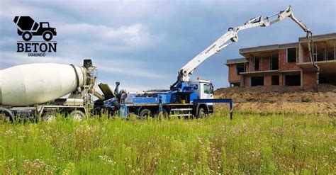 Betonpumpa működés közben