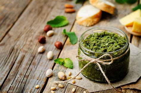 Bazsalikomos-pisztáciás pesto készítése