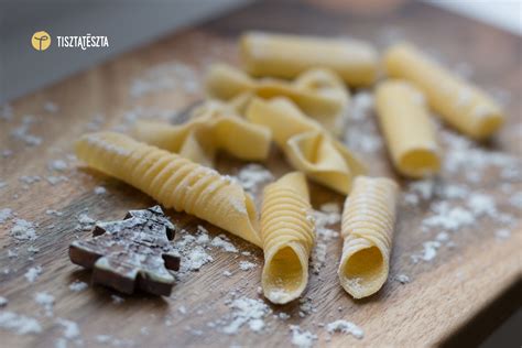 Különböző tésztaformák diagramja, kiemelve a farfalle-t