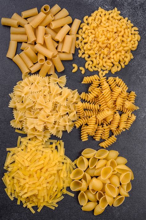 Különböző típusú tészták, mint spagetti, penne és fusilli.