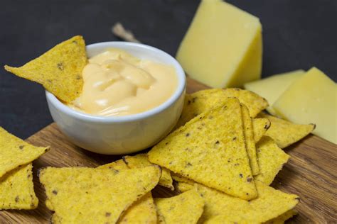 Tortilla chips és sajtszósz tálalva