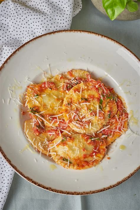 Ravioli paradicsomszósszal és reszelt sajttal