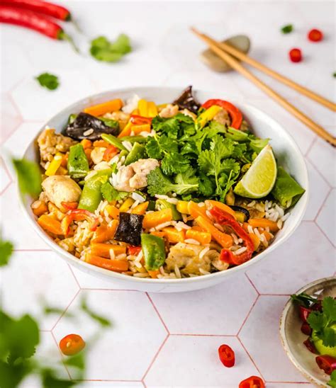 zöldségekkel teli, forró wok látványa