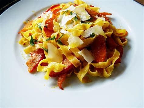 tökös tészta egy tálban, friss fűszerekkel