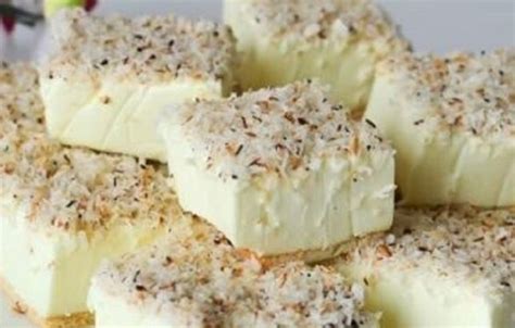 Pirított kókuszreszelék egy serpenyőben