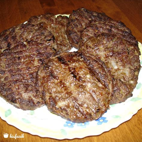 Hamburger húspogácsa a grillen