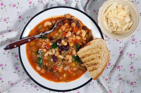 Különböző típusú minestrone levesek