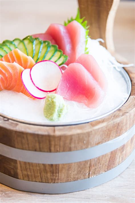 Hagyományos sashimi tál jégcsapretek ágyon tálalva
