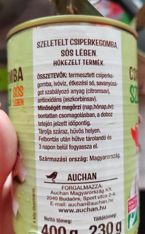 szeletelt sós kenyértekercsek tálcán dekoratív módon elrendezve