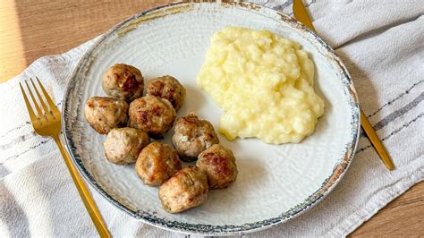 tálalt svéd húsgolyó krumplipürével és áfonyalekvárral