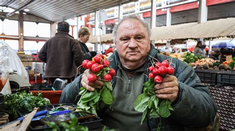 Friss spárgakötegek a piacon
