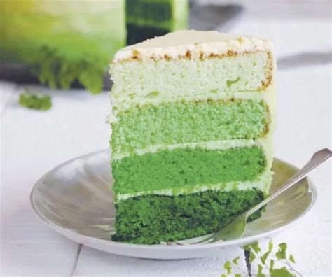 Zöld és barna marcipán borítású torta