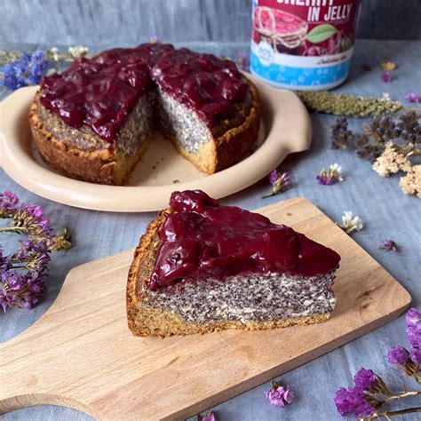 Tálalásra kész talkedlik mákos szórással és lekvárral