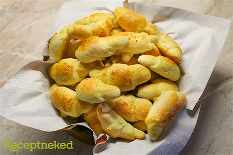 Különböző magokkal szórt burgonyás kiflik