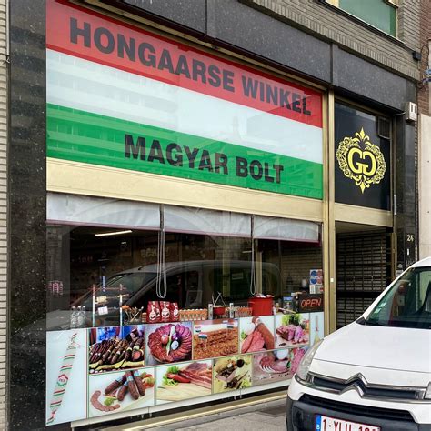 A Hágai Magyar Bolt külső képe, feliratokkal és bejárattal