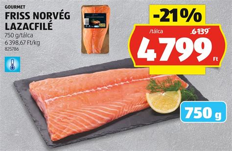 Friss lazacfilé fűszerekkel előkészítve
