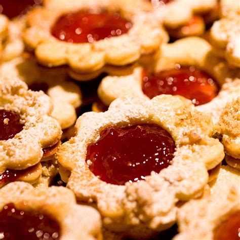 Különböző formájú és töltelékű linzer sütemények