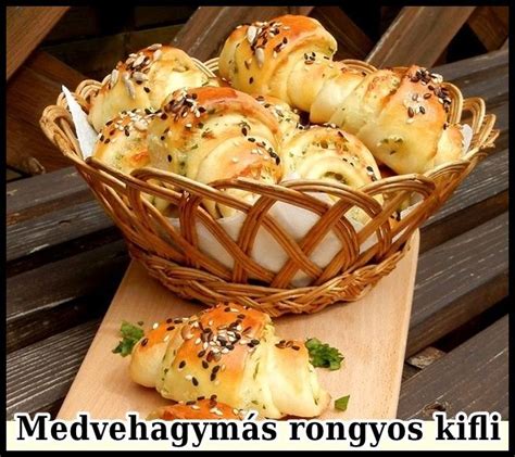 Medvehagymás rongyos kifli tavaszi dekorációval