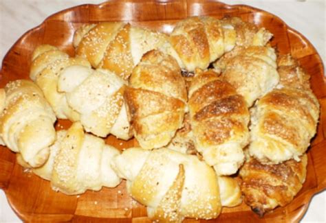 Különböző ízesítésű rongyos kiflik egy tálon