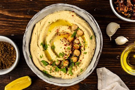 Kész hummusz tálalva