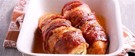 Baconbe tekert, barackkal töltött csirkemell tekercsek