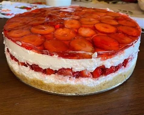 sütés nélküli epertorta friss eperrel díszítve
