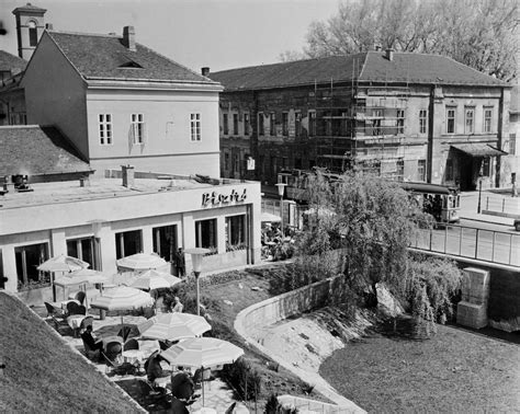egy üresen álló, egykori étterem bejárata, amely a múltbéli vendéglátóhelyek hangulatát idézi