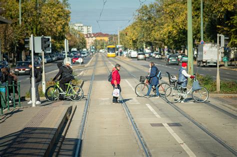 Kerékpárosok és autósok együtt a forgalomban