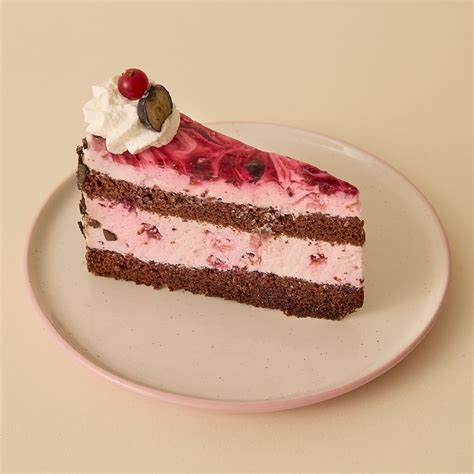 Többszínű tejszínhabbal díszített tortaszelet