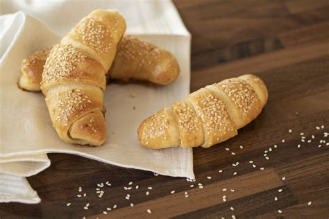 frissen sült, aranybarna, szezámmagos burgonyás kiflik tálcán