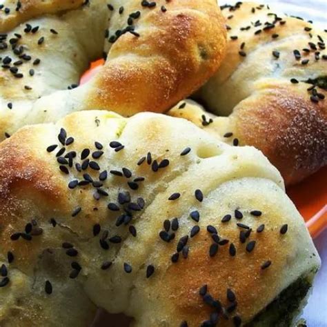 közelkép a szezámmaggal szórt, fényes felületű sült kiflikről