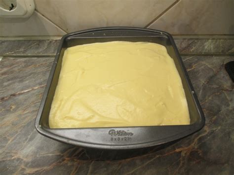 Piskóta sütéshez előkészített tészta tepsiben