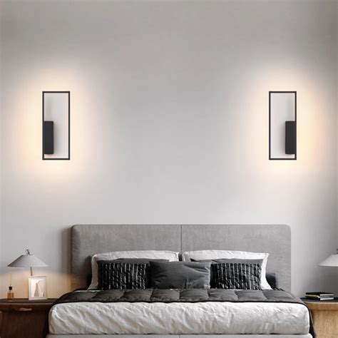 Minimalista rizspapír falilámpa egy modern hálószobában