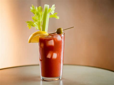 Bloody Mary koktél pohárban, díszítve