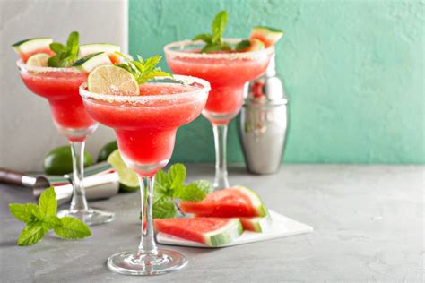 Görögdinnye szeletek és egy pohár görögdinnye margarita