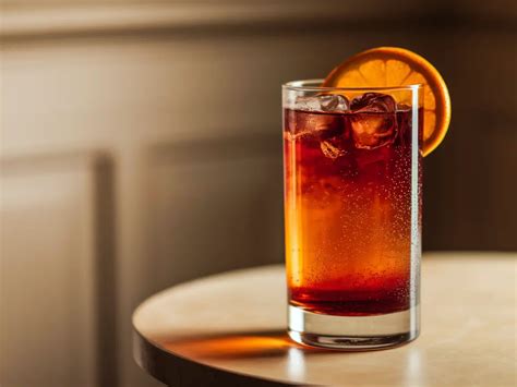 Campari üveg és egy pohár Americano koktél