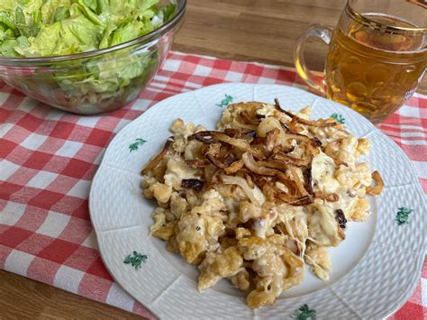 frissen sült morzsás pite szőlővel a tetején