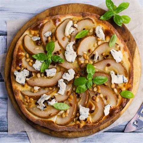 Friss gombaszeletek a pizzán sütés előtt