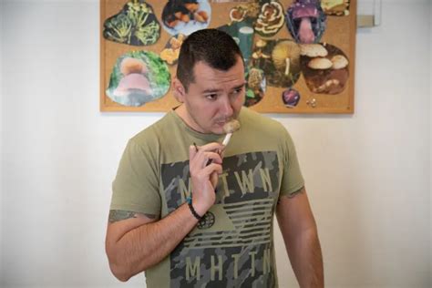 Illusztráció gombaszakértőről, aki gombákat vizsgál