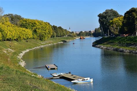 Baja látképe a Sugovica folyóval