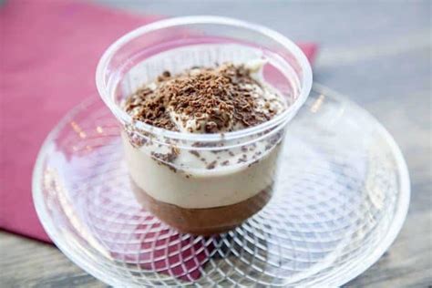 Karobos és vaníliás puding rétegzése