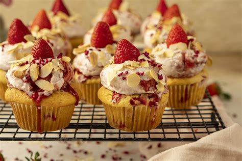 gluténmentes epres muffin és babka az ünnepi asztalon